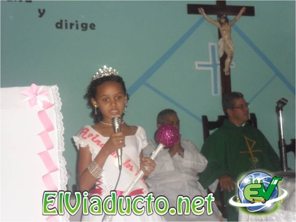 La niña Niurka Capellán Reina de los Niños habla para los asistentes
